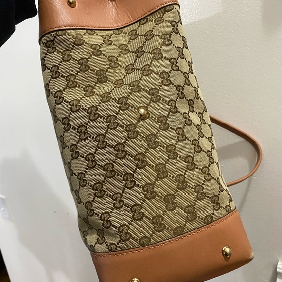 Gucci tote ❤️- signs of wear is visible on the straps and also on the 4 corners - Picture 9 of 17